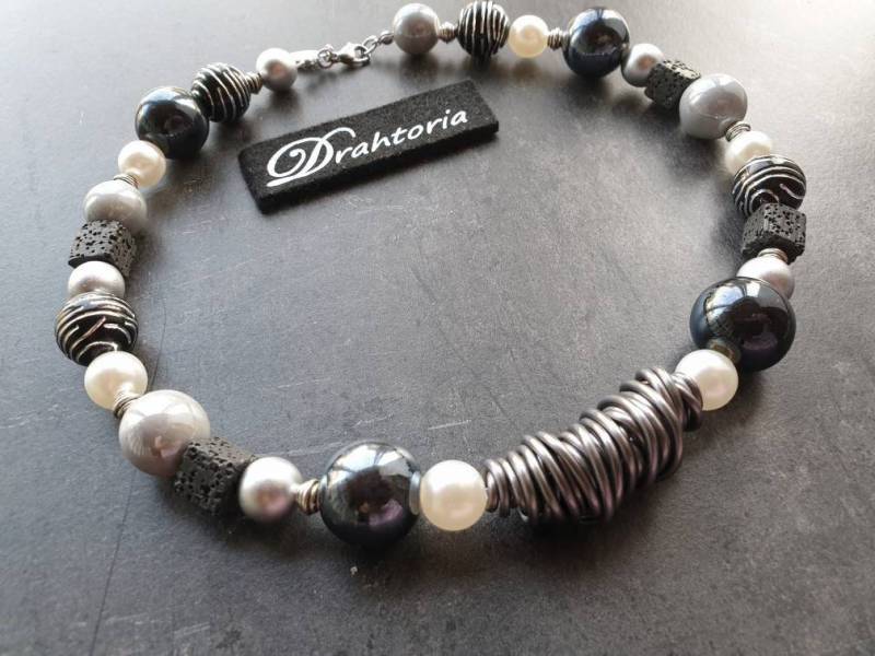 Exclusiv Statement - Perlenkette Mit Aludraht-Spirale Von Drahtoria von Drahtoria