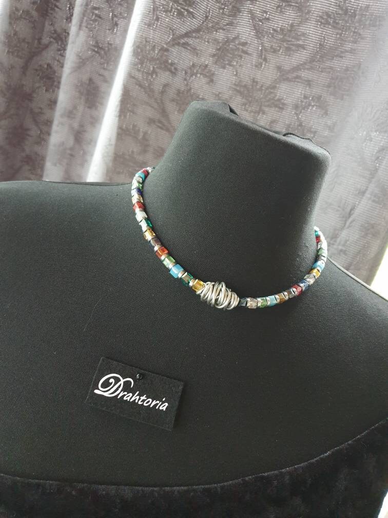 Halskette Mit Glasperlen Würfel Multicolor Und Aludraht Spirale Von Drahtoria von Drahtoria
