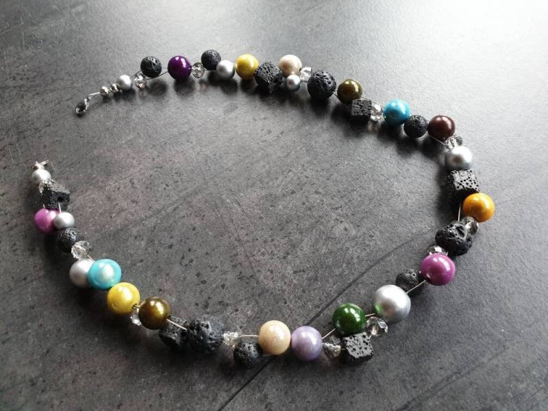 Miracle Beads Kette Mit Lavastein, Silberfarbenen Perlen Sowie Glasperlen Vom Schmucklabel Drahtoria von Drahtoria