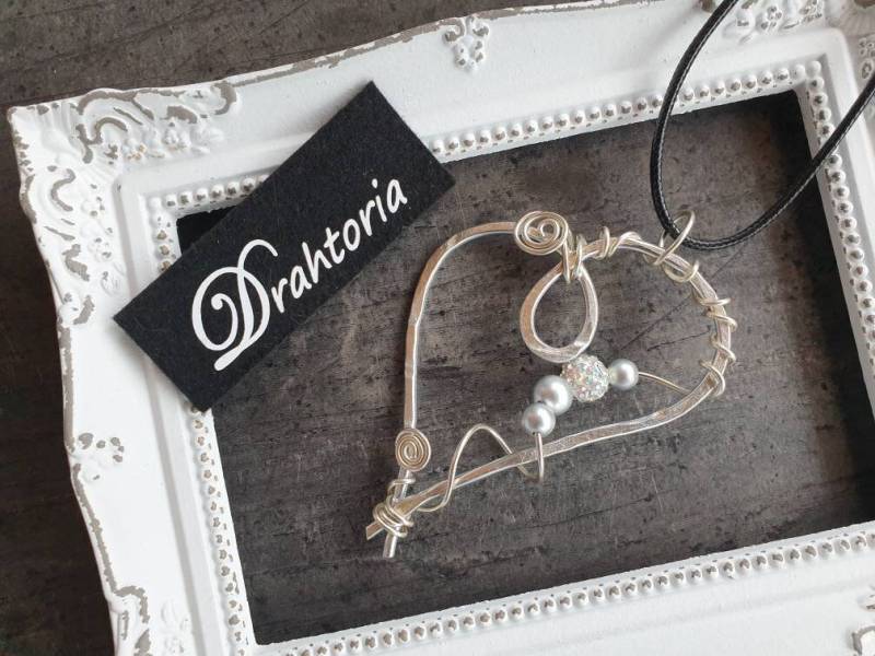 Herz - Anhänger Mit Weißer Strassperle Drahtschmuck Vom Schmucklabel Drahtoria von Drahtoria