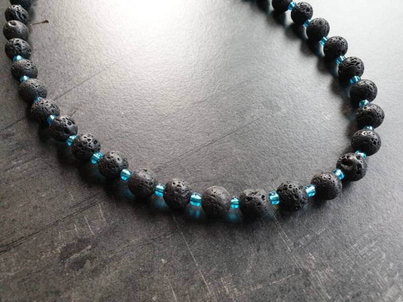 Kette Für Den Mann Lavaperlen Und Blaue Perlen Aus Glas Glasperlen Von Drahtoria von Drahtoria