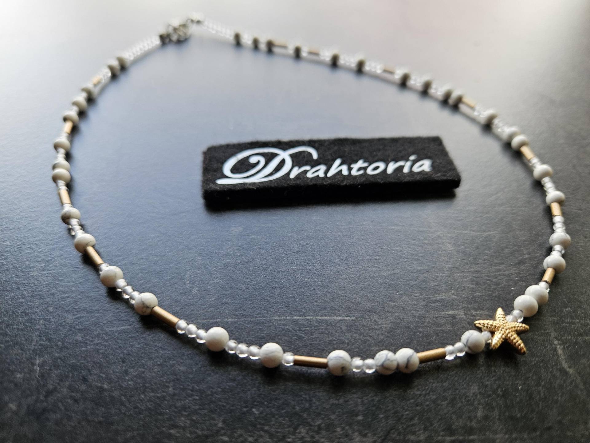 Kette Mit 18 K Vergoldetem Seestern, Mini-Zirkonia Und Howalith Perlen Vom Schmucklabel Drahtoria von Drahtoria