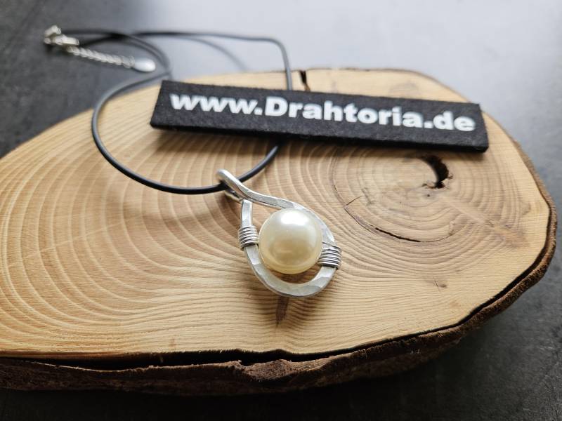 Kette Mit Drahtschmuck Ahänger Gehämmert Und Perle Am Kautschukband Unikat Vom Schmucklabel Drahtoria von Drahtoria