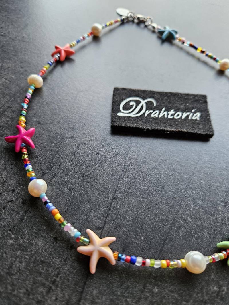 Kette Mit Bunten Seesternen, Miyuki - U. Süßwasser-Perlen Vom Schmucklabel Drahtoria Kette Mit Bunten Seesternen, Miyuki - U. Süßwasser-Perlen Vom Schmucklabel Drahtoria von Drahtoria