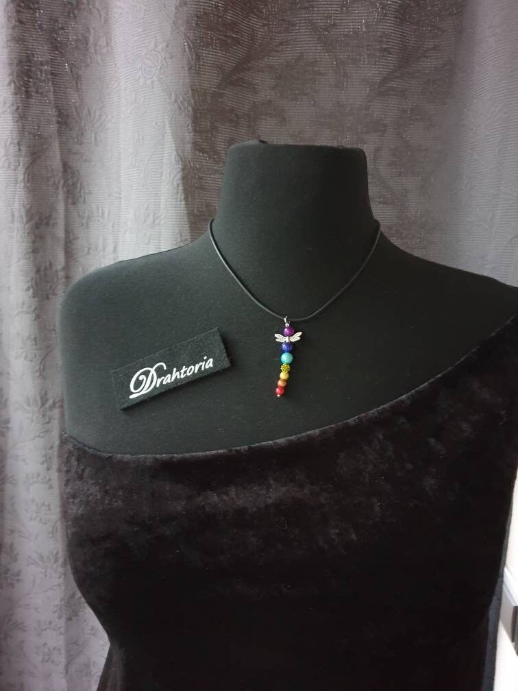 Libellen Anhänger Mit Leuchtenden Chakra-Farben Vom Schmucklabel Drahtoria von Drahtoria