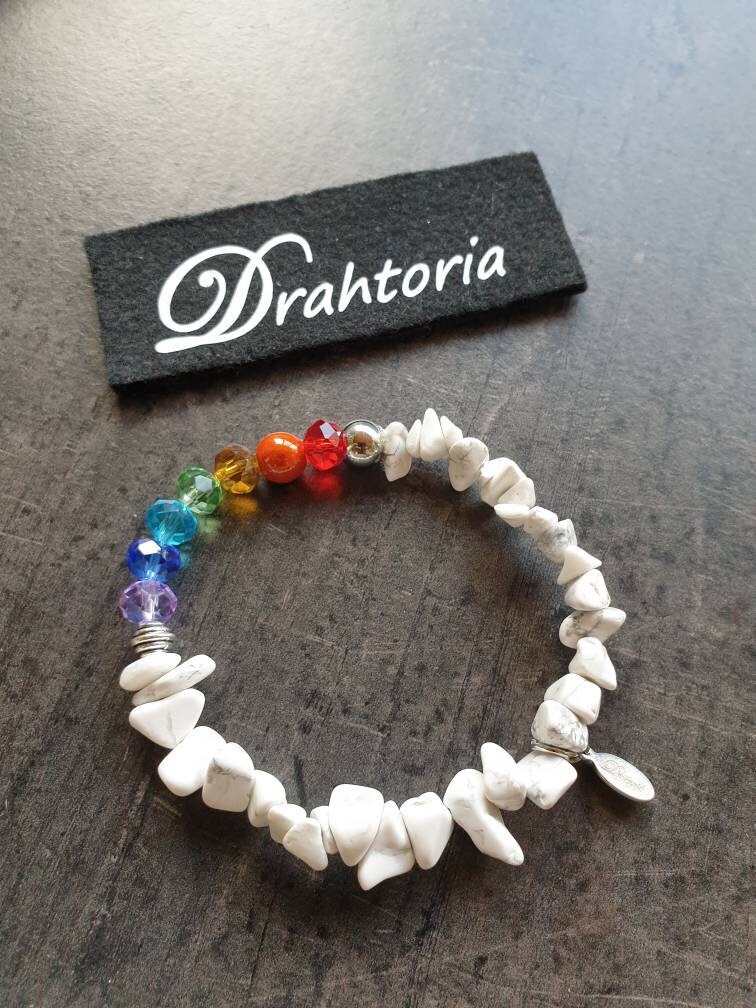 Regenbogen Armband Mit Lavaperlen Und Howalith Vom Schmucklabel Drahtoria von Drahtoria