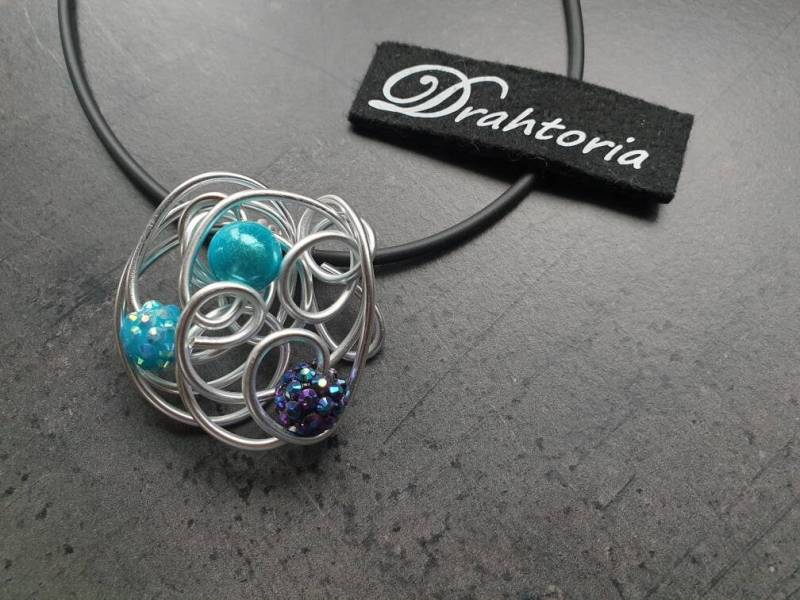 Runder Edler Anhänger Aus Aludraht Silber Mit Strass U. Div. Perlen Incl. Band Kettenanhängervon Drahtoria von Drahtoria