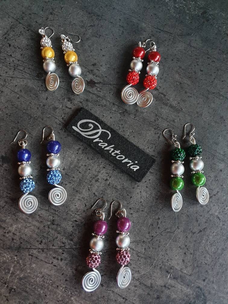 Tolle Ohrhänger Mit Strassperle Und Acrylperlen Am Feinen Edelstahl-Ohrhaken Aludraht Schnecke Ohrring Von Drahtoria von Drahtoria