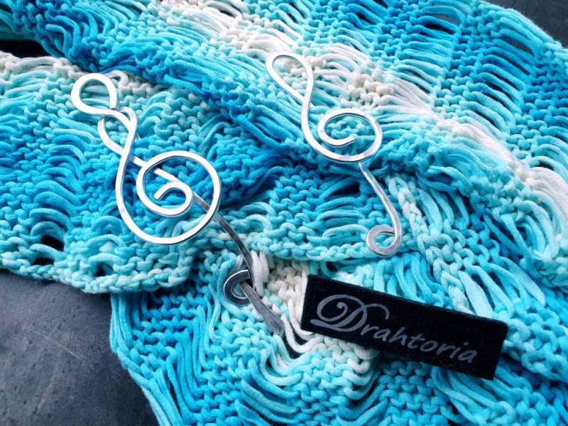 Tuchhalter Notenschlüssel Schalnadel Schalhalter Aus Aludraht Schalklammer Pin Vom Schmucklabel Drahtoria Tuchhalter Notenschlüssel Schalnadel Schalhalter Aus Aludraht Schalklammer Pin Vom Schmucklabel Drahtoria von Drahtoria