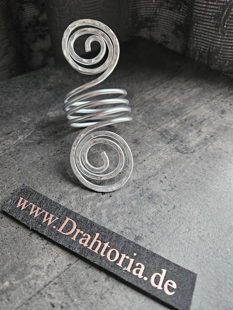 Tuchhalter Schalhalter Aus Aludraht Gehämmert Vom Schmucklabel Drahtoria Tuchhalter Schalhalter Aus Aludraht Gehämmert Vom Schmucklabel Drahtoria von Drahtoria