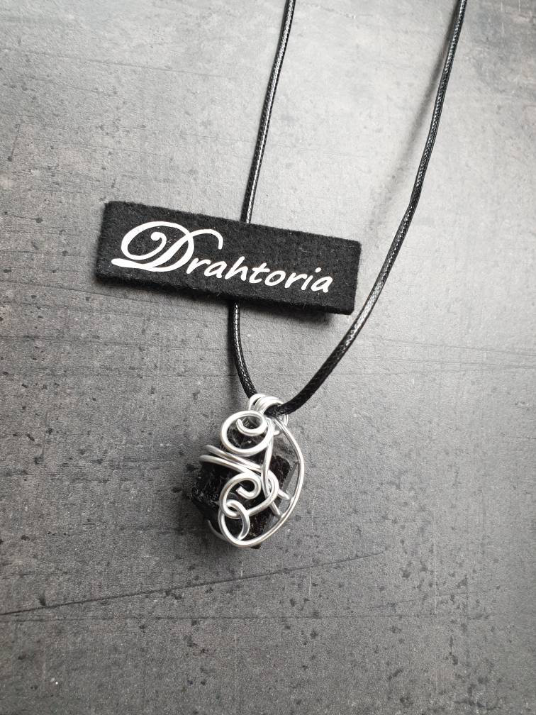 Turmalin - Anhänger Umdrahtet Mit Aludraht Vom Schmucklabel Drahtoria von Drahtoria