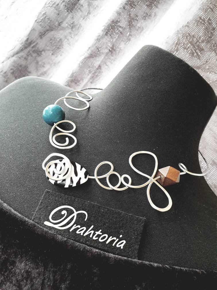 Unikat Necklace Kette Halsspange Aus Aludraht Mit Perlen Drahtschmuck Vom Schmucklabel Drahtoria von Drahtoria