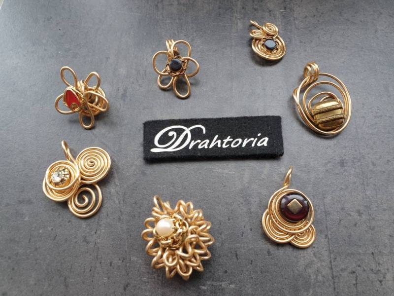 Verschiedene Edle Anhänger Aus Aludraht Mit Omas Knopf Knöpfen Von Drahtoria von Drahtoria