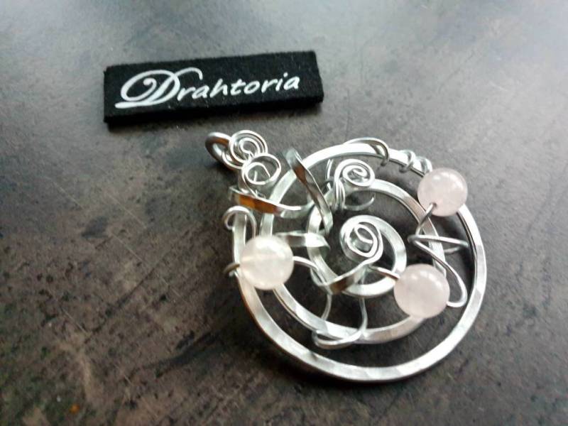 statement Anhänger Mit Rosenquarz Aus Aludraht Edelstein Heilstein Vom Schmucklabel Drahtoria von Drahtoria