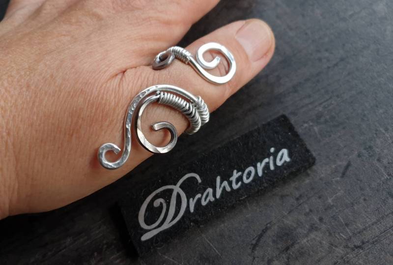 statement Daumen Ring Aus Aludraht Antiksilber Mit Silber Von Drahtoria von Drahtoria