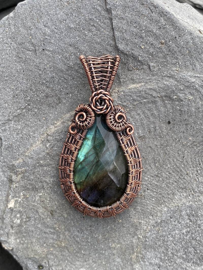 Kettenanhänger Labradorit in Rosenschliff Mit Rose Aus Kupferdraht, Drahtschmuck, Edelsteinschmuck, Heilsteinschmuck, Unikat, Wirewrapped von Drahtsache