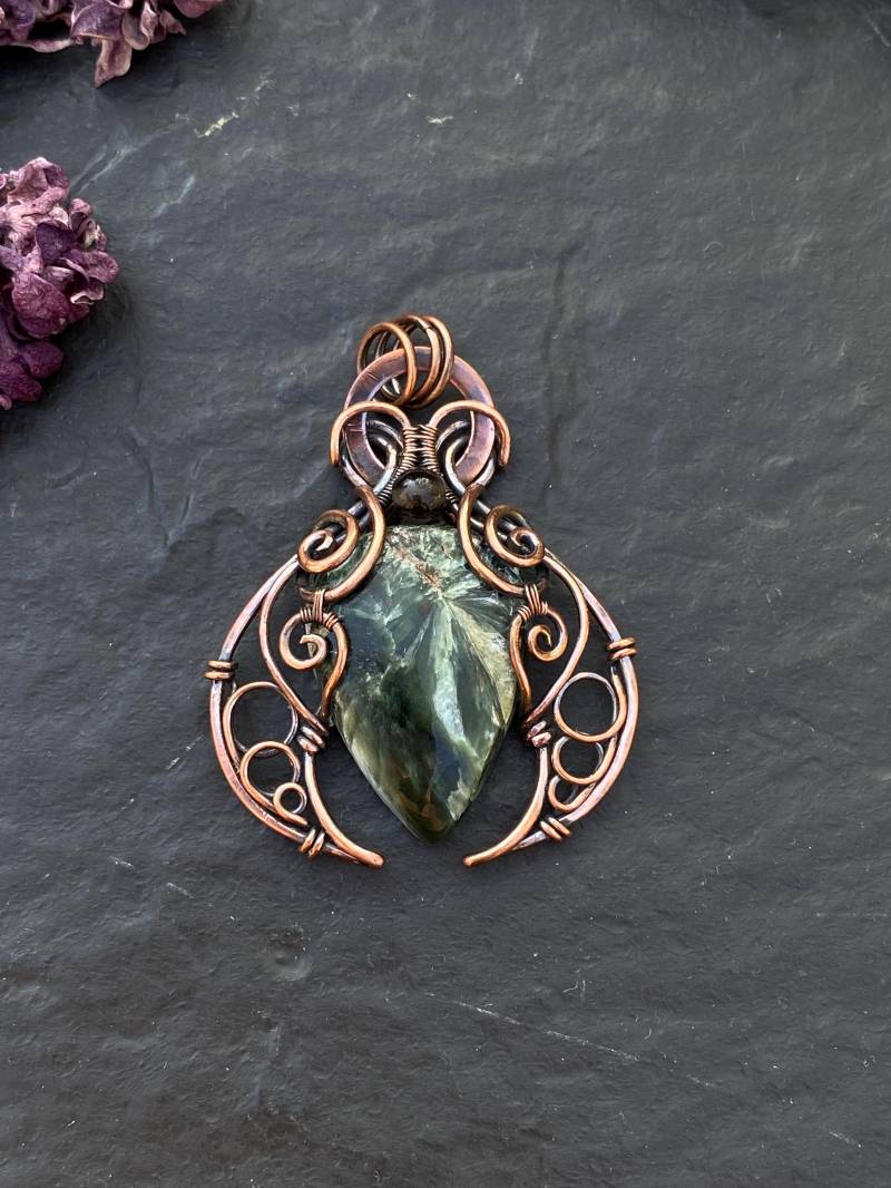 Kupferschmuck, Seraphinit in Kupferdraht Mit Kleiner Perle Aus Silberobsidian, Fantasyschmuck, Unikatschmuck Kupferschmuck, Seraphinit in Kupferdraht Mit Kleiner Perle Aus Silberobsidian, Fantasyschmuck, Unikatschmuck von Drahtsache