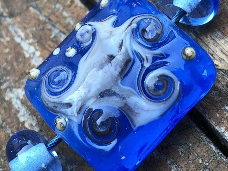 Blaues Kissen von Drahtwerk