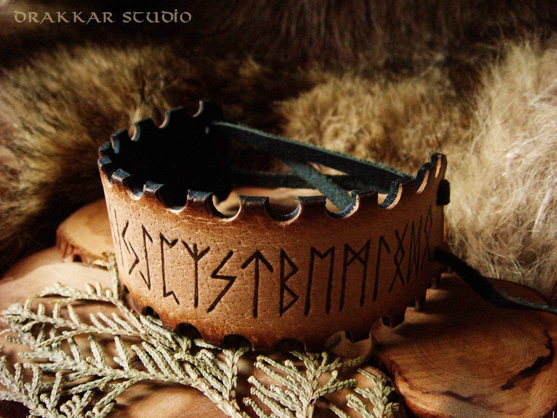 Breites Lederarmband Mit Runen Aus Dem Älteren Futhark Breites Lederarmband Mit Runen Aus Dem Älteren Futhark von DrakkarStudio