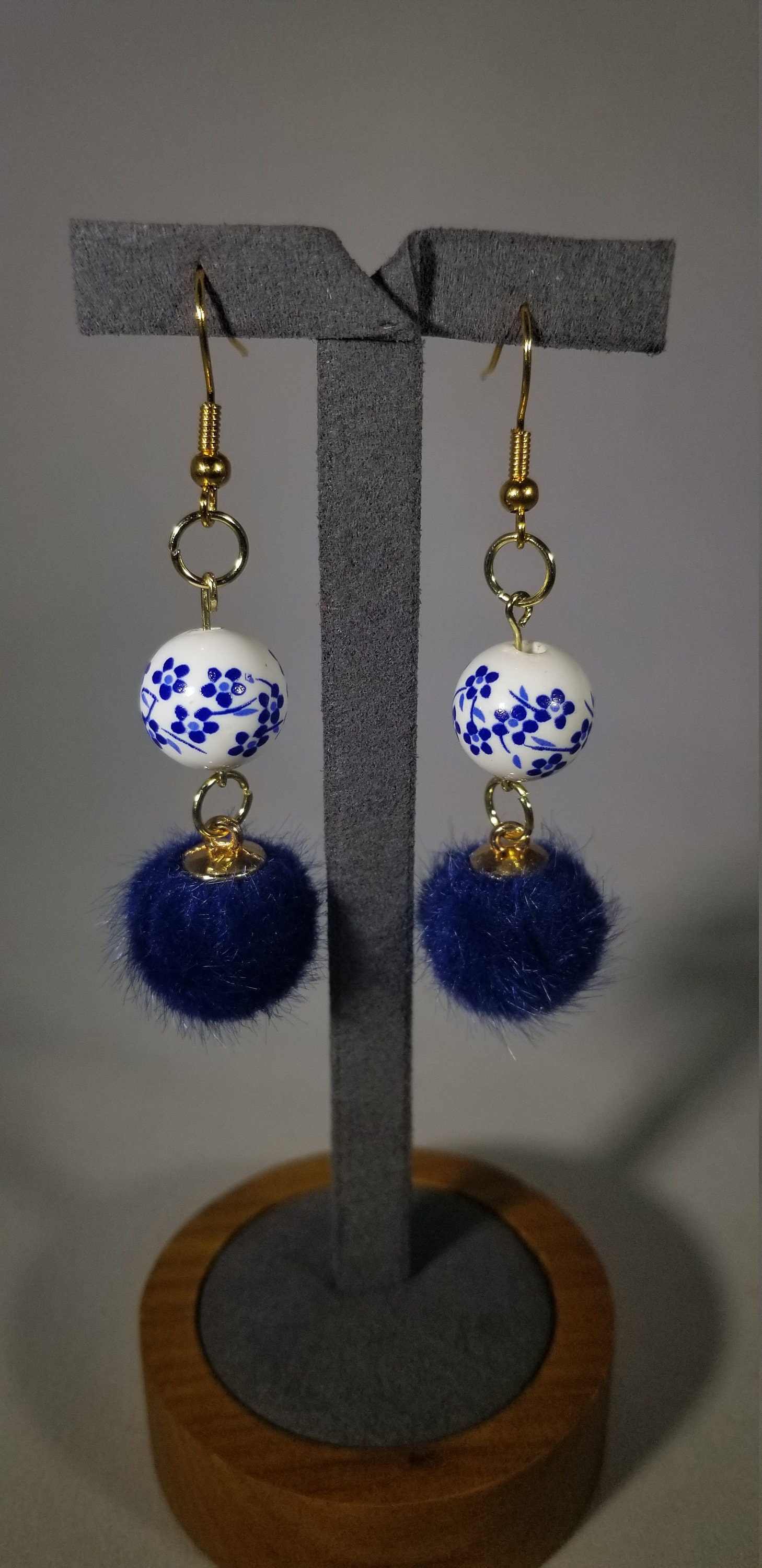 Blau, Weiß Und Gold Pom-Pom Ohrringe Blau, Weiß Und Gold Pom-Pom Ohrringe von DramaticDangles