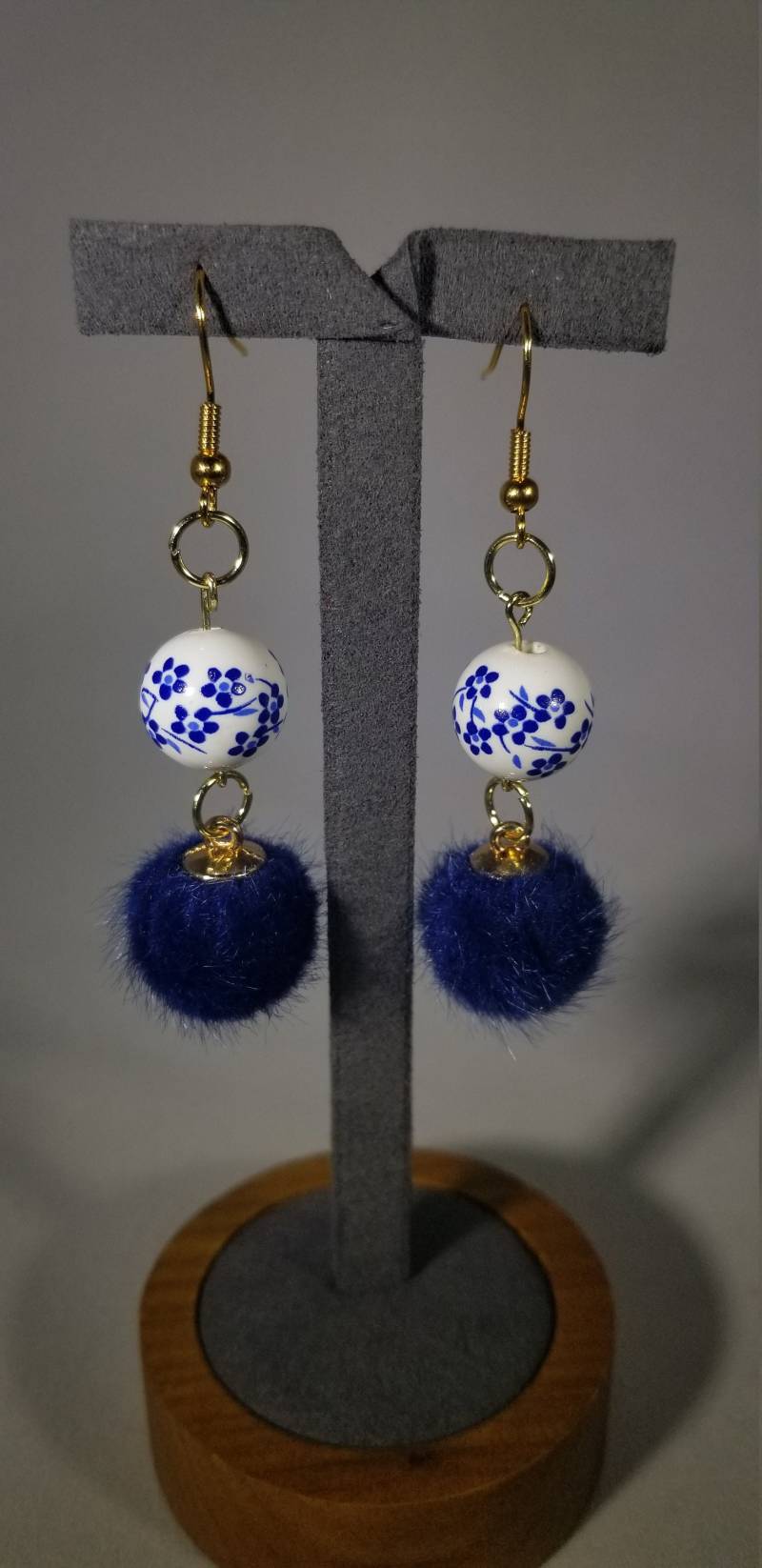 Blau, Weiß Und Gold Pom-Pom Ohrringe Blau, Weiß Und Gold Pom-Pom Ohrringe von DramaticDangles