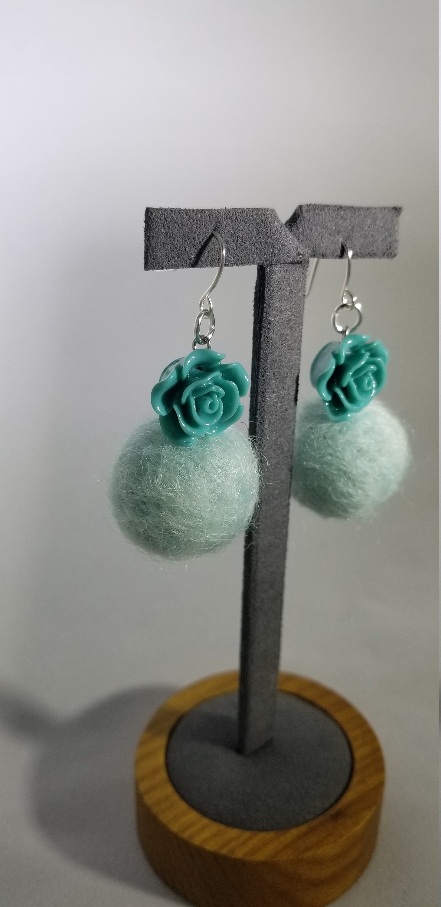Blaue Blumen Pom-Pom Ohrringe Blaue Blumen Pom-Pom Ohrringe von DramaticDangles