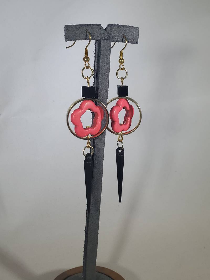 Rosa Blumen Spike Ohrringe Rosa Blumen Spike Ohrringe von DramaticDangles