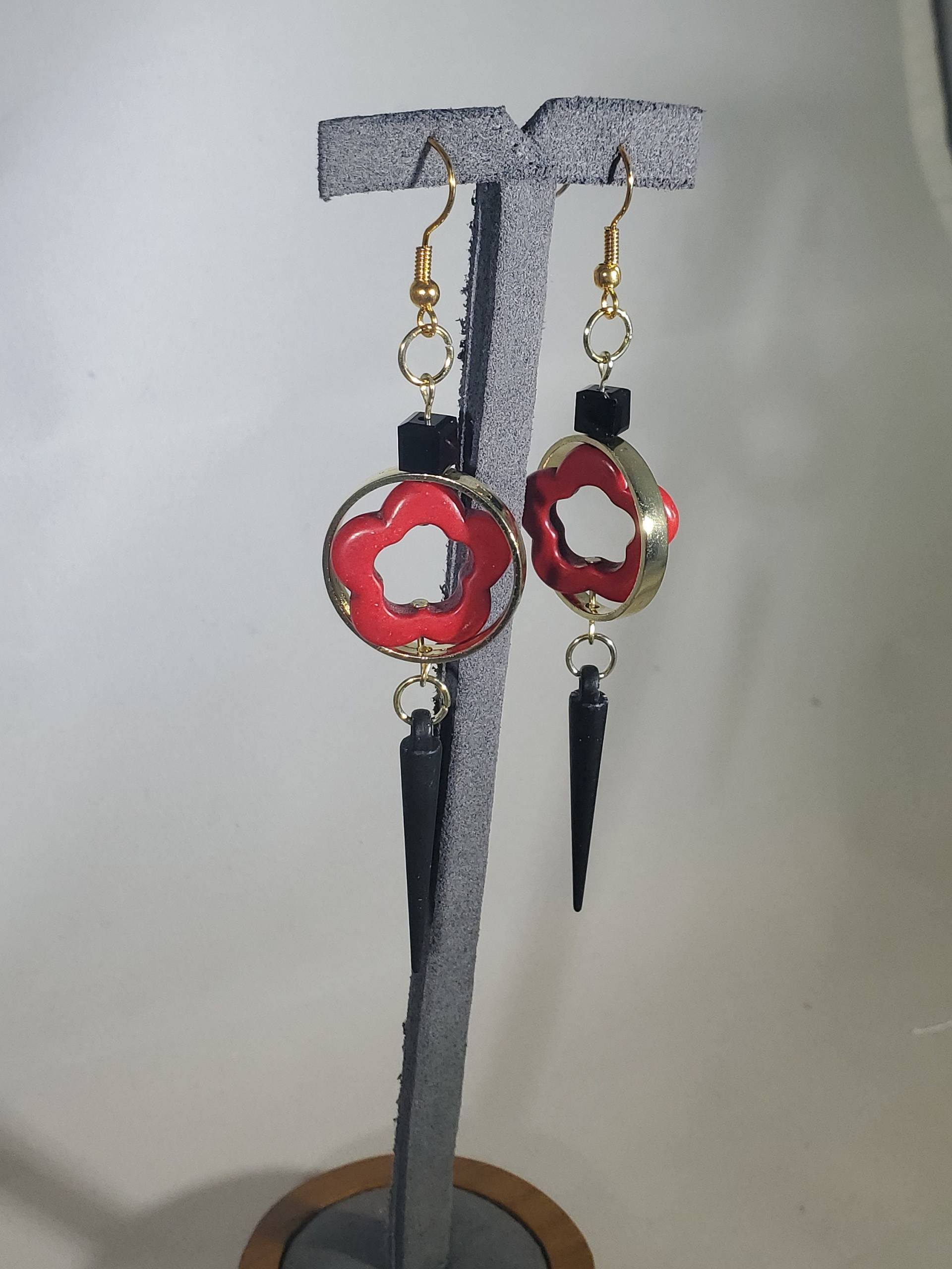 Rote Blumen Spike Ohrringe Rote Blumen Spike Ohrringe von DramaticDangles
