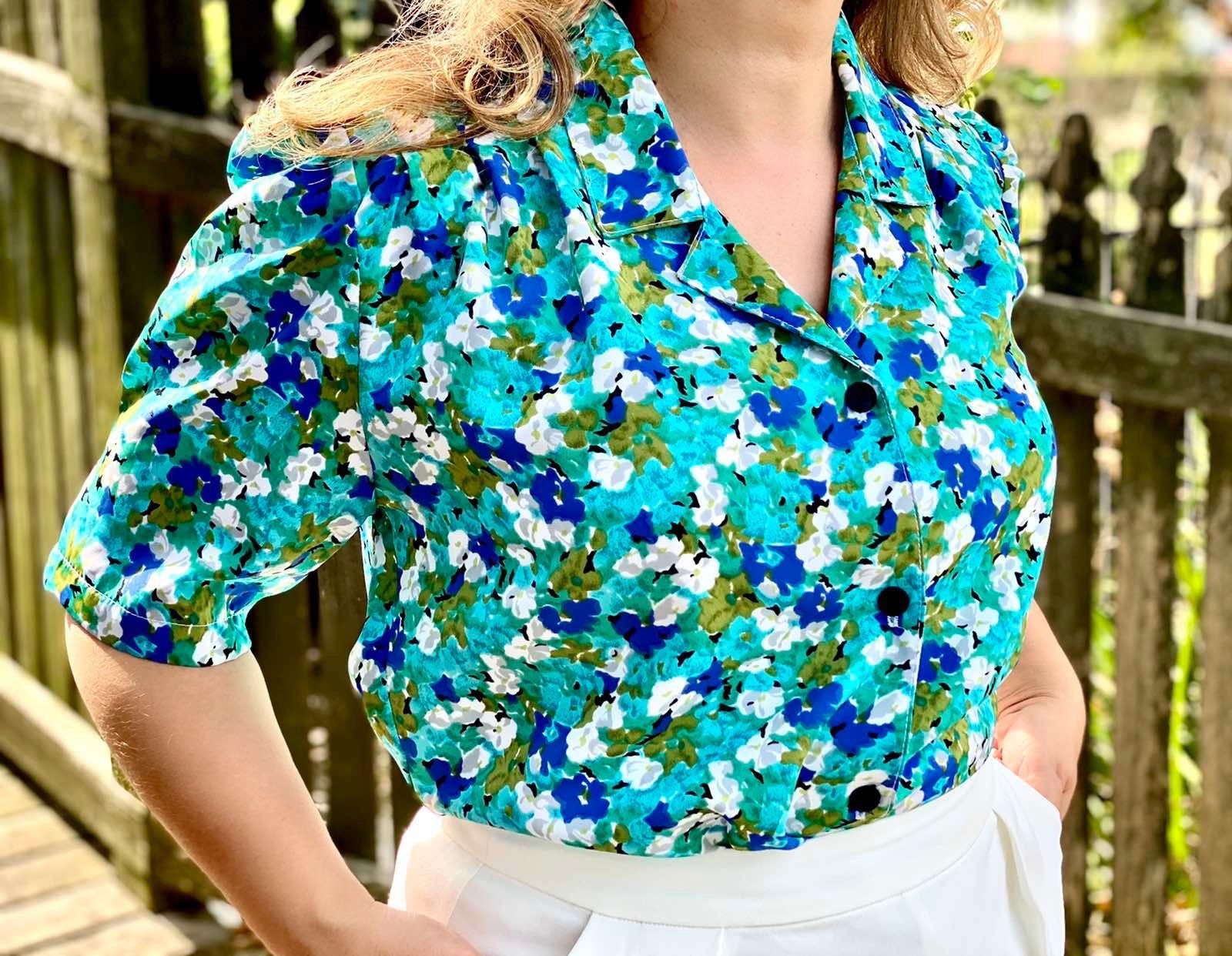 Vintage Kurzärmelige Umlegekragenbluse Mit Blumenmuster Von Tres Beau, Australien/Erstaunlich Bunt Grün, Navy, Weiß Sommer Seazon Bluse Vintage Kurzärmelige Umlegekragenbluse Mit Blumenmuster Von Tres Beau, Australien/Erstaunlich Bunt Grün, Navy, Weiß Sommer Seazon Bluse von DraughtOfVintage
