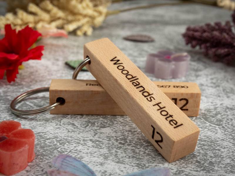 Personalisierte Buchenholz Hotel Schlüsselanhänger - Individueller Holz Für Hotels | 80 Mm von DrayaDecor