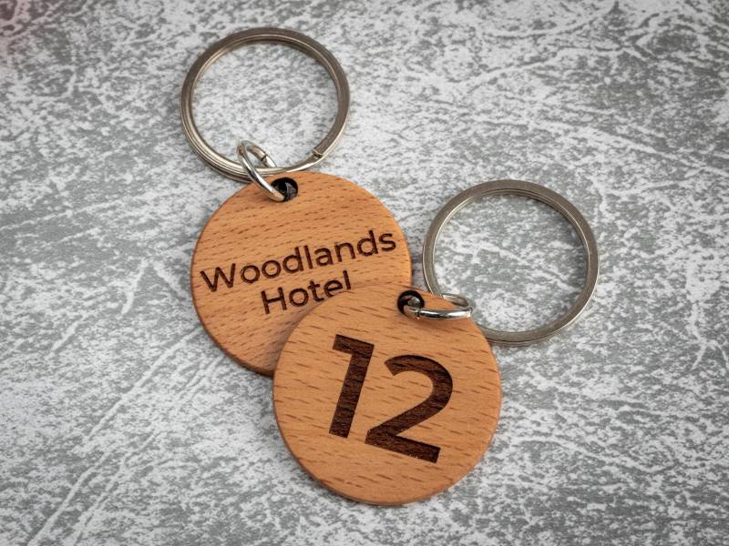 Personalisierter Runder Buchenholz Hotel Schlüsselanhänger - Individuell Gravierter Holzschlüsselanhänger Für Hotels & Gästehäuser Personalisierter Runder Buchenholz Hotel Schlüsselanhänger - Individuell Gravierter Holzschlüsselanhänger Für Hotels & Gästehäuser von DrayaDecor