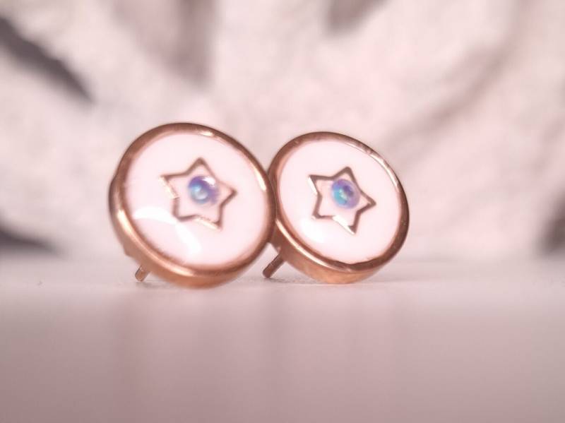 Edelstahl Ohrstecker Rosegold 8mm Irisierend Edelstahl Ohrstecker Rosegold 8mm Irisierend von DreaMaryArt