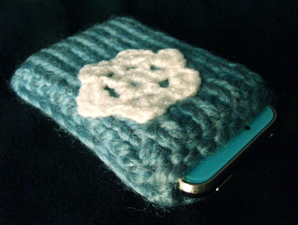 Chunky Handgestrickte Blaue Handytasche Mit Weiß Gehäkelten Blume Chunky Handgestrickte Blaue Handytasche Mit Weiß Gehäkelten Blume von DreadfullySpecial