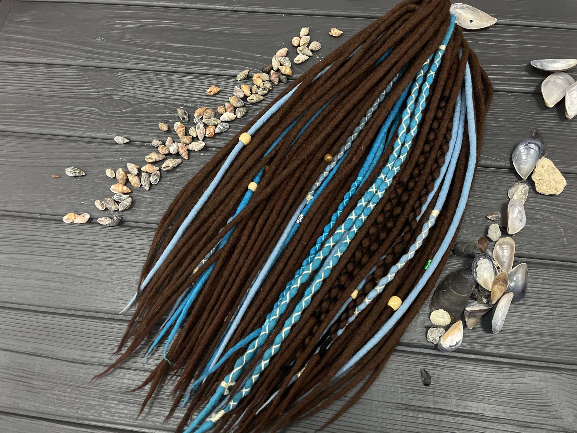 Doppelseitige Dreadlocks Aus Brauner Und Blauer Wolle Mit Kostenlosen Holzperlen Im Boho-stil Umwickelte Akzente von DreadsForest