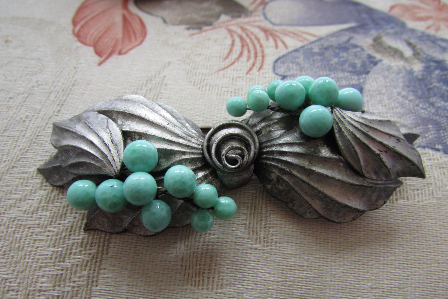 Art-Deco-Brosche, Türkis Trauben Motiv, 1920-1930 von DreamAVintage