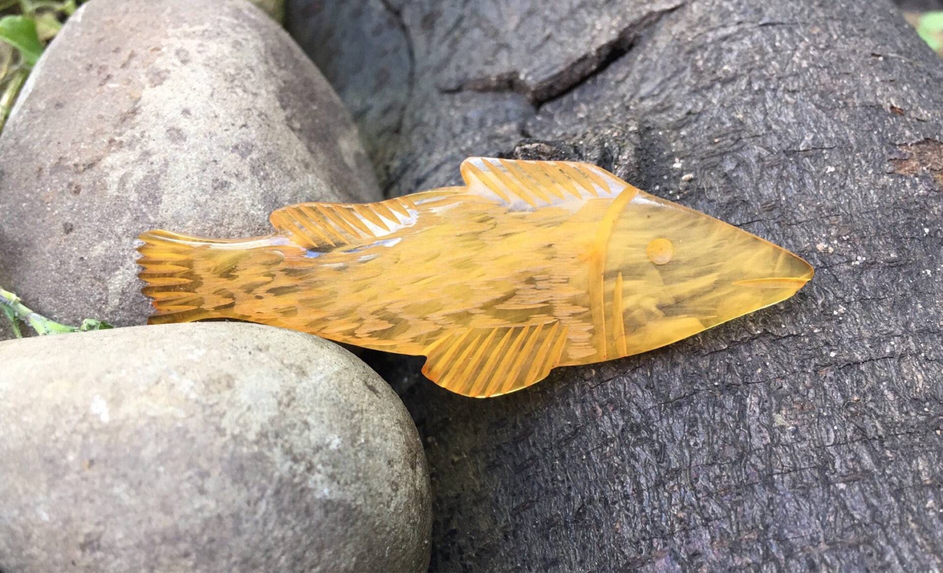 Bakelit-Brosche - Fisch-Motiv Apfelsaft Geschnitzt 1920 1930 Unbenutzt von DreamAVintage