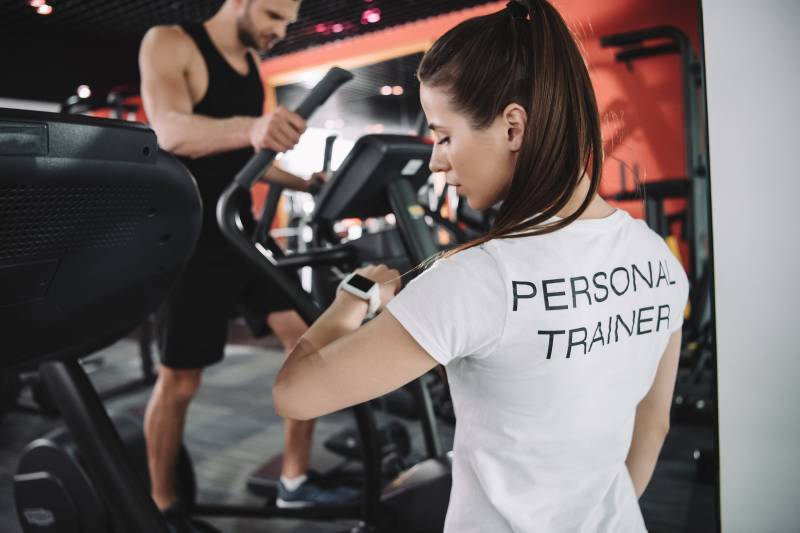 Personal Trainer Damen Weißes Workout T-Shirt, Gym Grafik Gewichtheben Shirt, Fitness Trainer, Gewichtheber, Sport T-Shirt von DreamBiGStudioShop