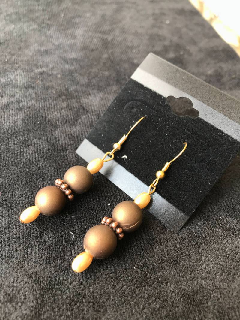Doppelte Braune Kugeln Mit Einem Spacer Ohrringe von DreamCreateEnjoyArt