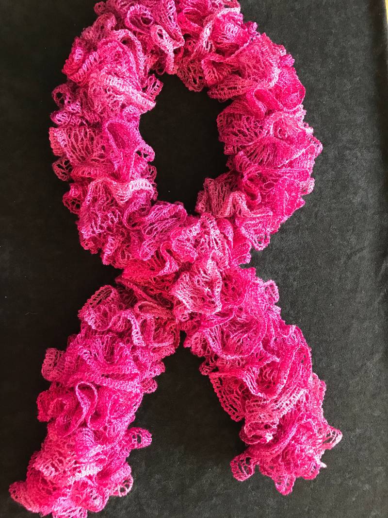 Fuchsia Rüschenschal von DreamCreateEnjoyArt