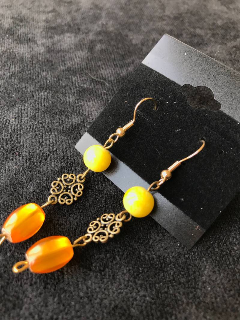 Gelbe Kugel & Zylinder Mit Gold Design Ohrringe von DreamCreateEnjoyArt