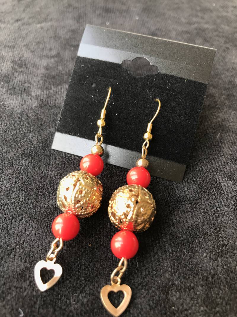 Gold-Design Kugel Mit Zwei Rote Und Ein Goldenes Herzohrringe von DreamCreateEnjoyArt