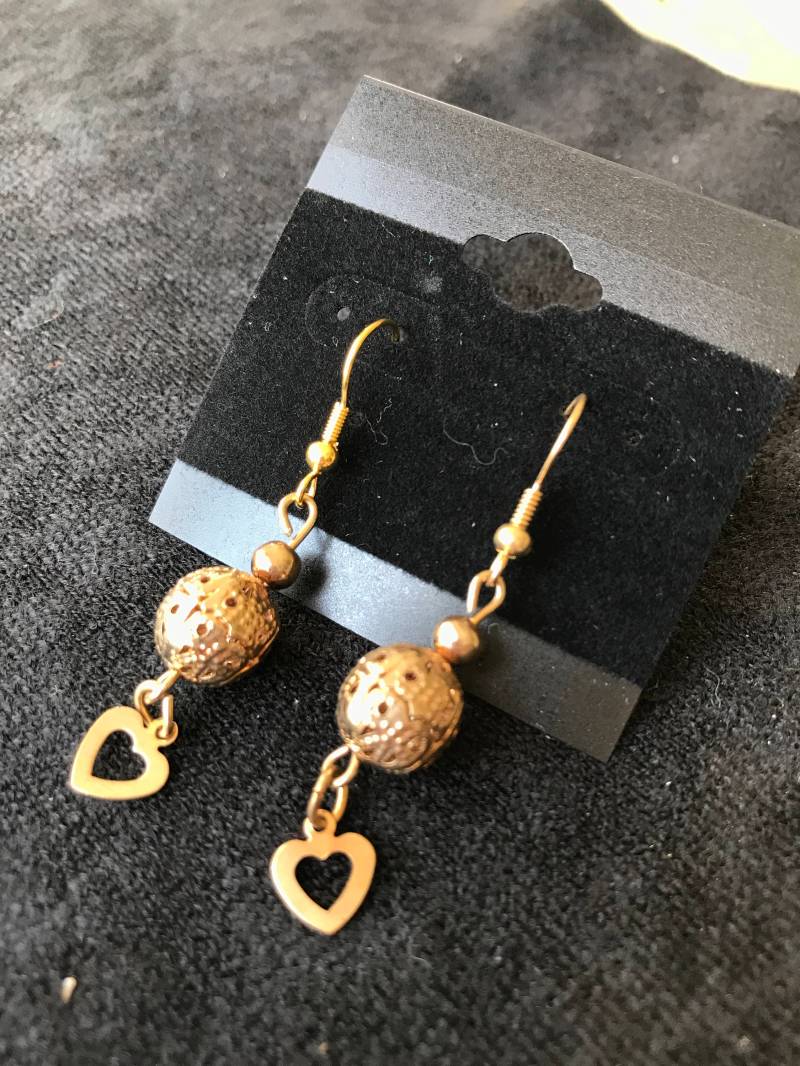 Goldene Kugel Mit Herzohrringe von DreamCreateEnjoyArt