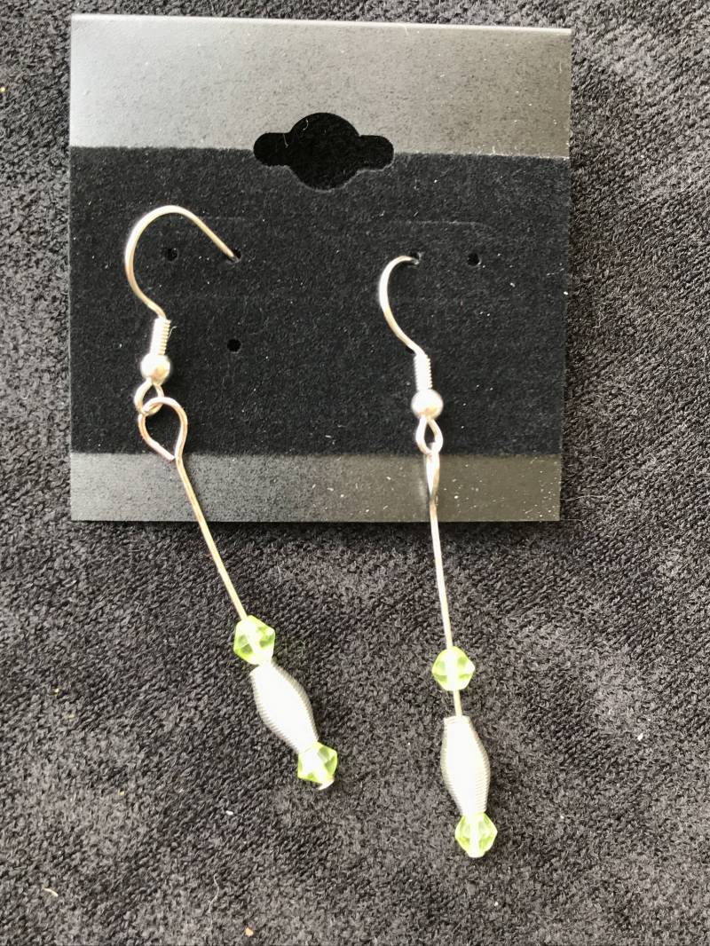 Grüne Kugeln Mit Feder-Ohrringe von DreamCreateEnjoyArt