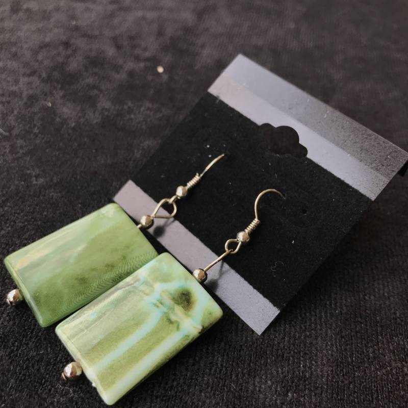 Grüne Rechteckige Ohrringe von DreamCreateEnjoyArt