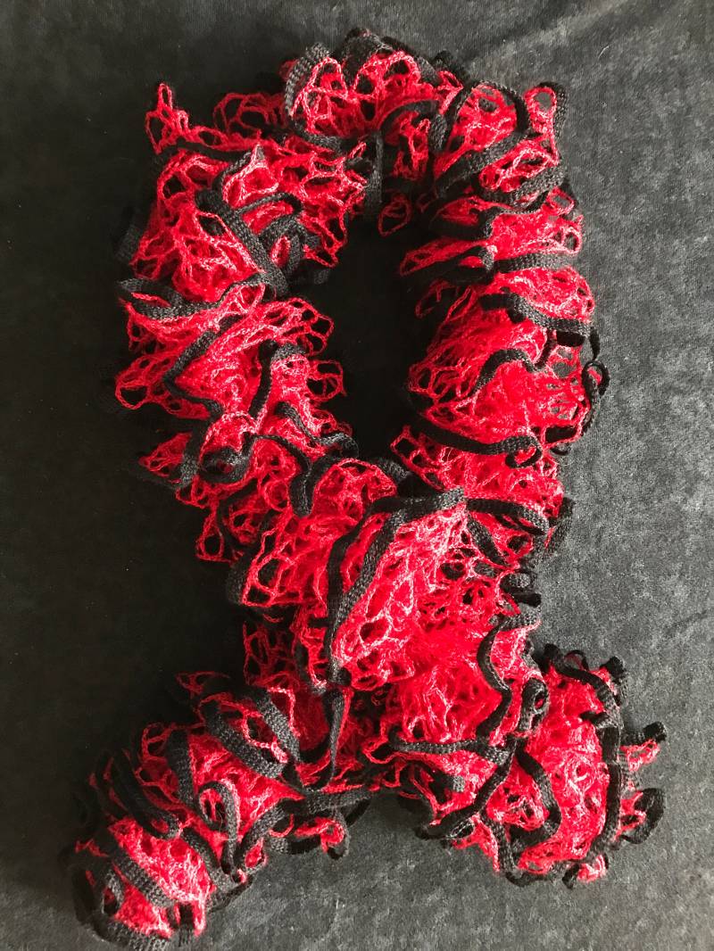 Rot Mit Schwarzem Rüschenbesatz von DreamCreateEnjoyArt