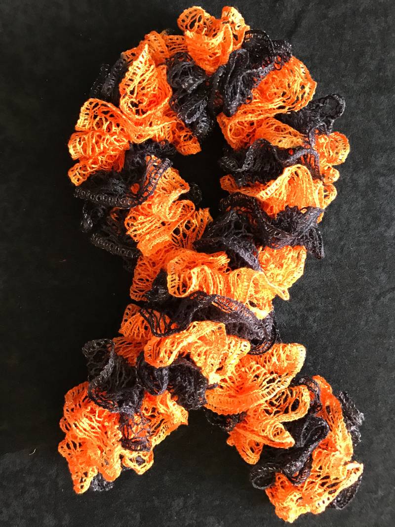 Schwarz & Orange Rüschen Schal von DreamCreateEnjoyArt