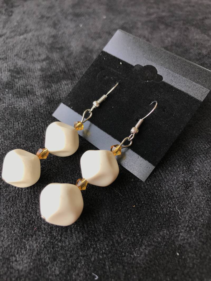 Weiß Verbeult Kugel Ohrringe von DreamCreateEnjoyArt