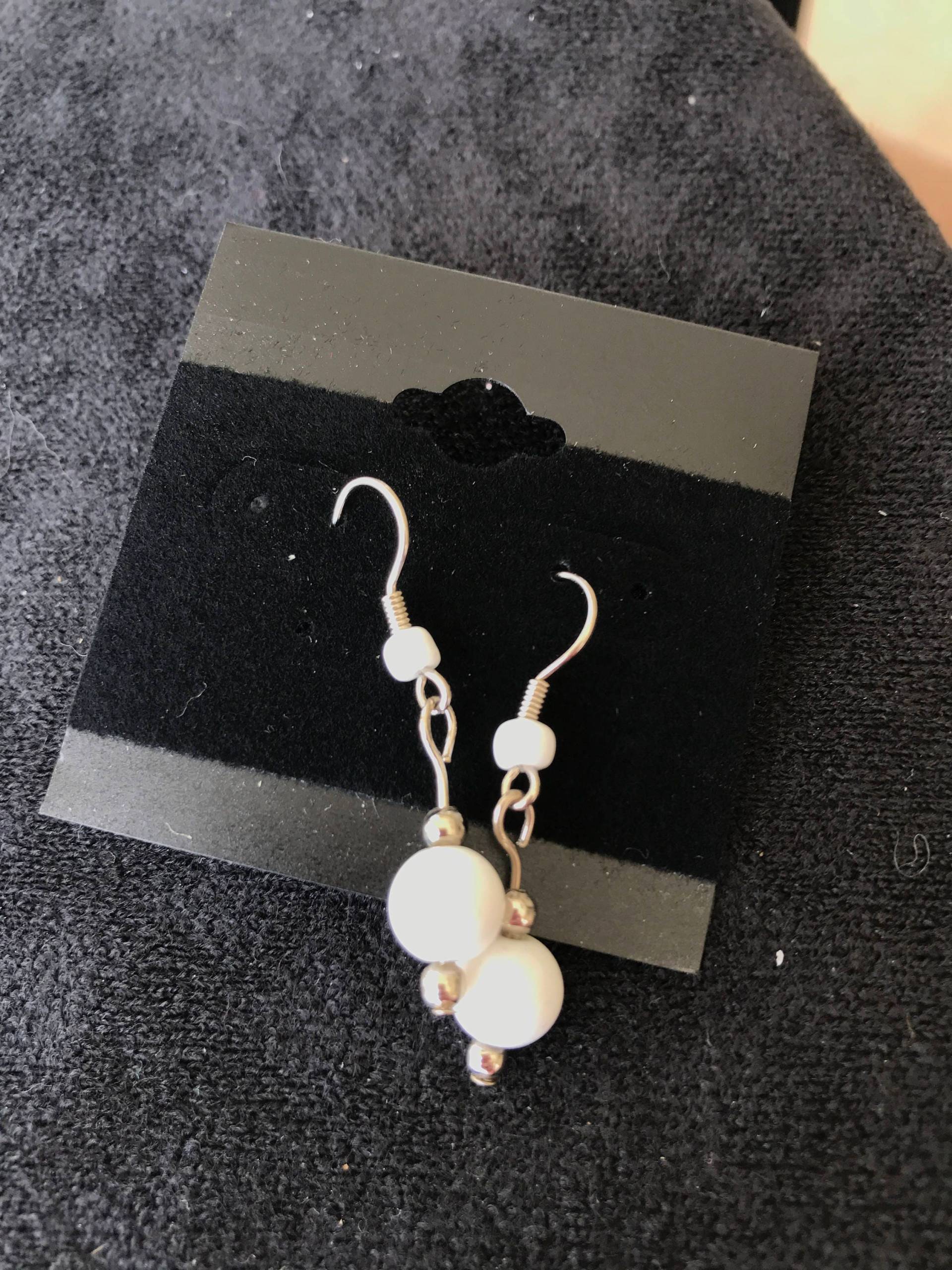 Weiße Kugel Ohrringe von DreamCreateEnjoyArt