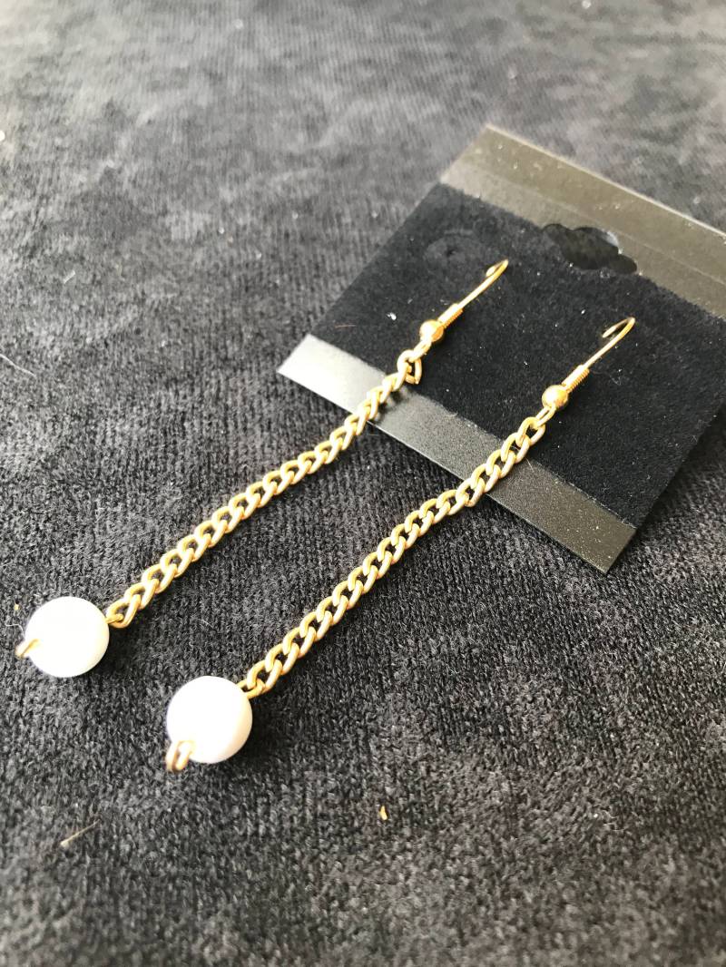 Weiße Kugeln An Goldketten Ohrringen von DreamCreateEnjoyArt