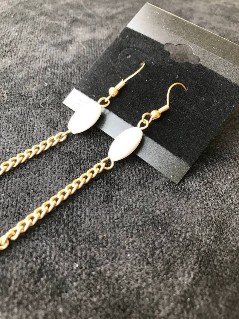 Weiße Perlen Auf Eine Goldene Kette Ohrringe von DreamCreateEnjoyArt